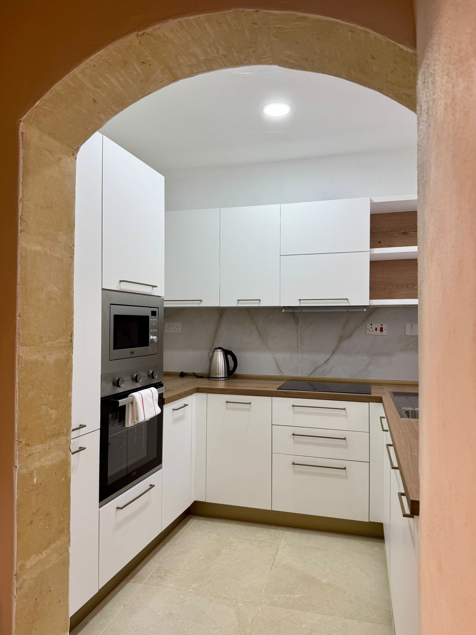 house (cornucopia farmhouse) | private kitchen | electric kettle