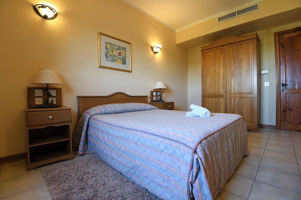 Chambre Quadruple (Entire Apartment with View) | 1 chambre, minibar, rideaux occultants, draps fournis