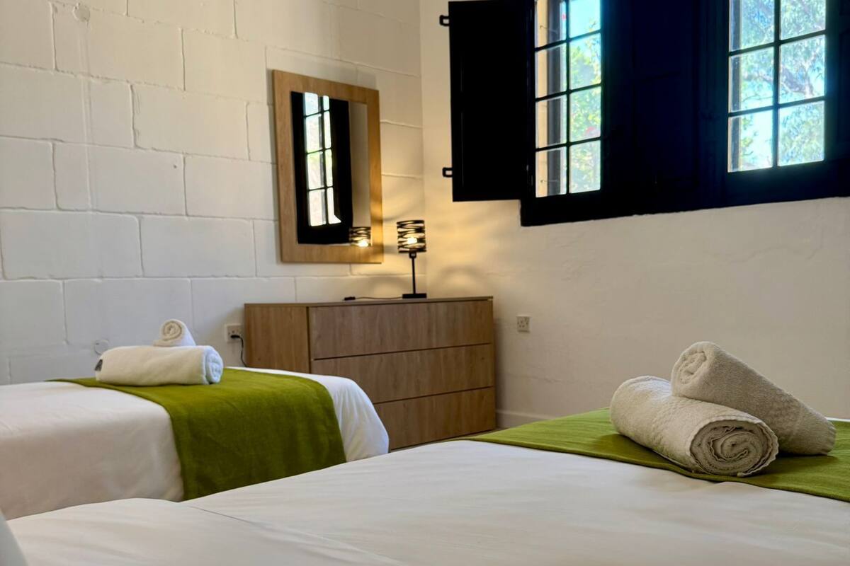 house (cornucopia farmhouse) | 1 bedroom, minibar, blackout curtains, bed sheets