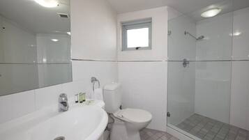 Dusche, Haartrockner, Handtücher