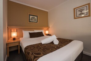 Premium bedding, in-room safe, desk, blackout drapes - Napoleon On Kent (Sydney)