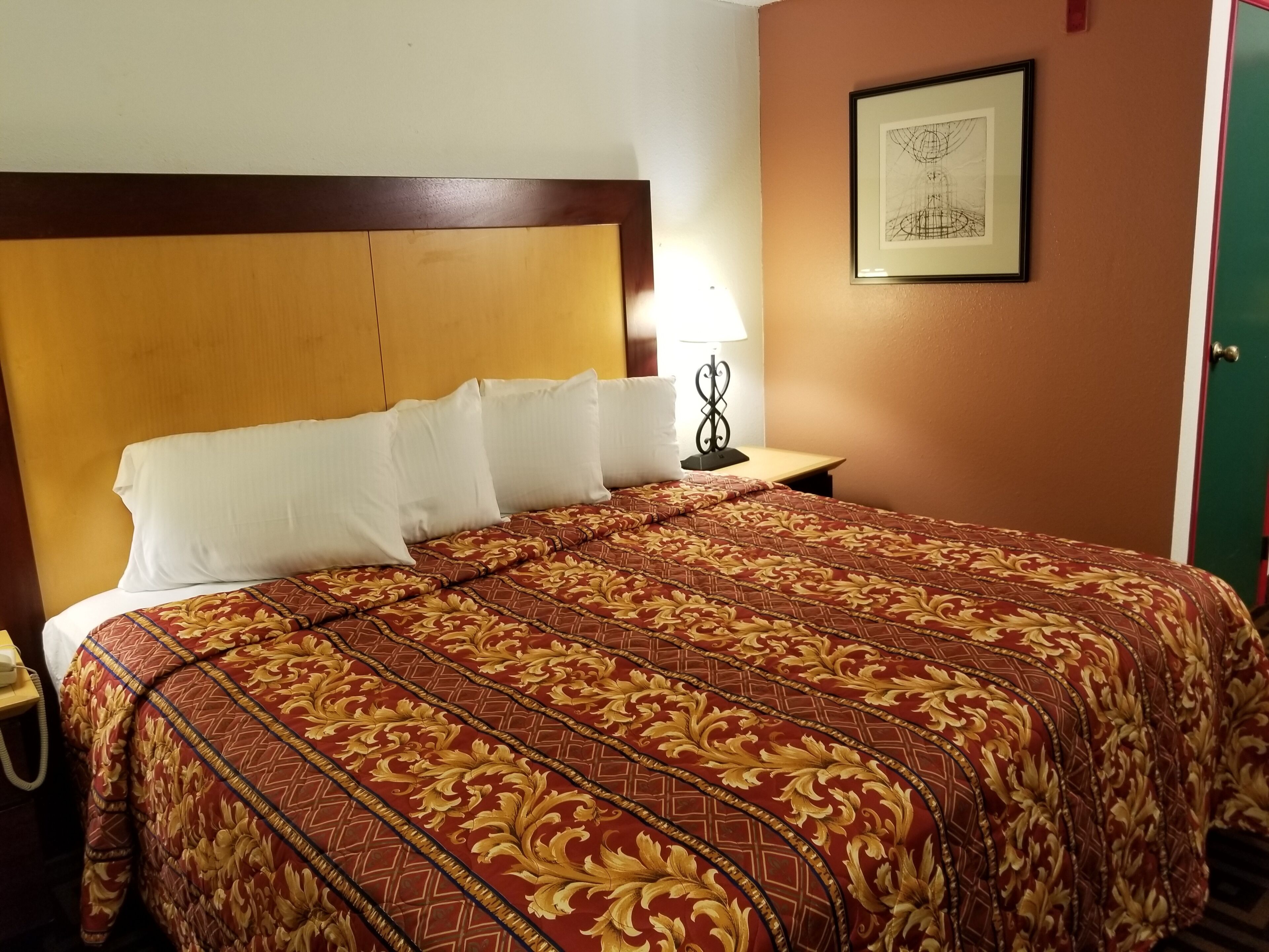 Basic Room, 1 King Bed, Refrigerator | Pillowtop beds, free WiFi