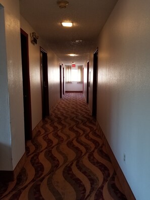 Hallway - Sea-Tac Crest Motor Inn (SeaTac)