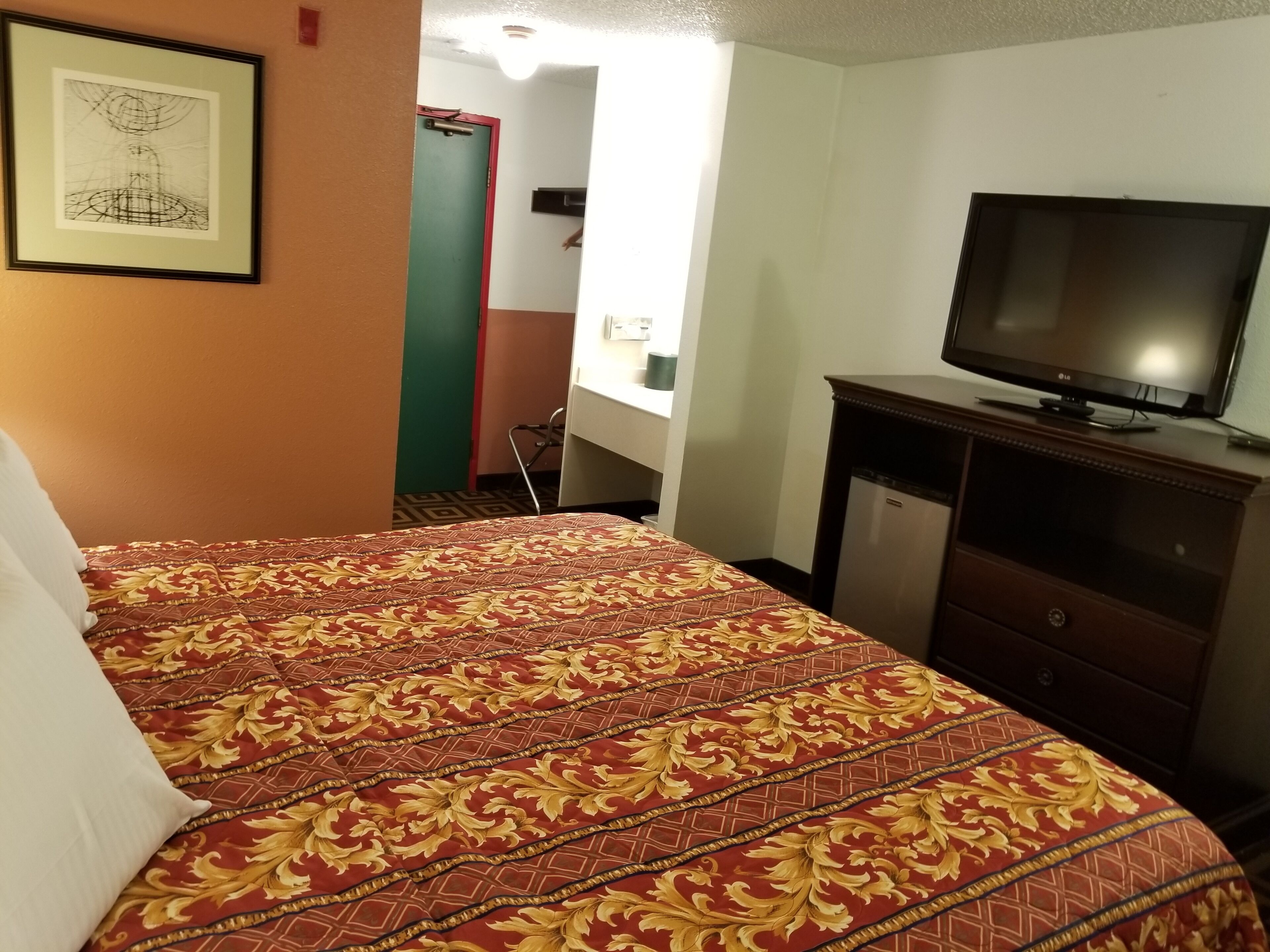 Basic Room, 1 King Bed, Refrigerator