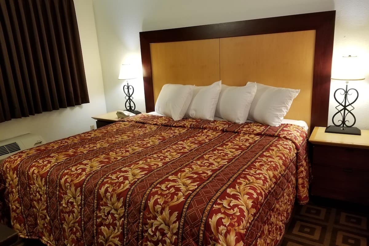 Eenvoudige kamer, 1 kingsize bed, koelkast | Pillowtop-bedden, gratis wifi