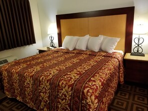 Eenvoudige kamer, 1 kingsize bed, koelkast | Pillowtop-bedden, gratis wifi