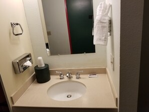 Basic Double Room | Bathroom - Sea-Tac Crest Motor Inn (SeaTac)