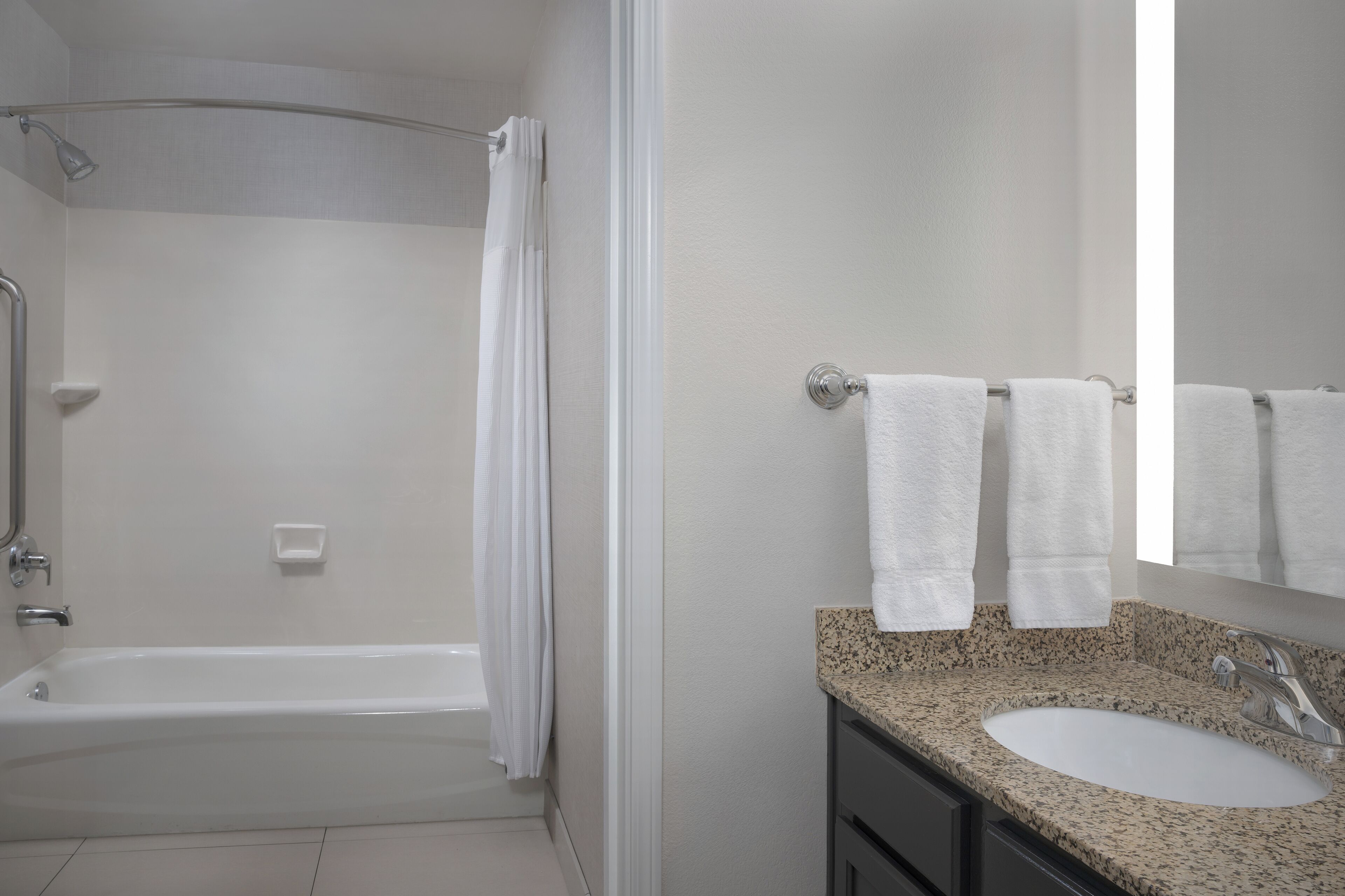 combined shower/bathtub, hair dryer, towels