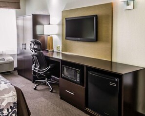 标准房, 1 张特大床, 无烟房 | 高档床上用品、客房内保险箱、办公桌、笔记本电脑工作区