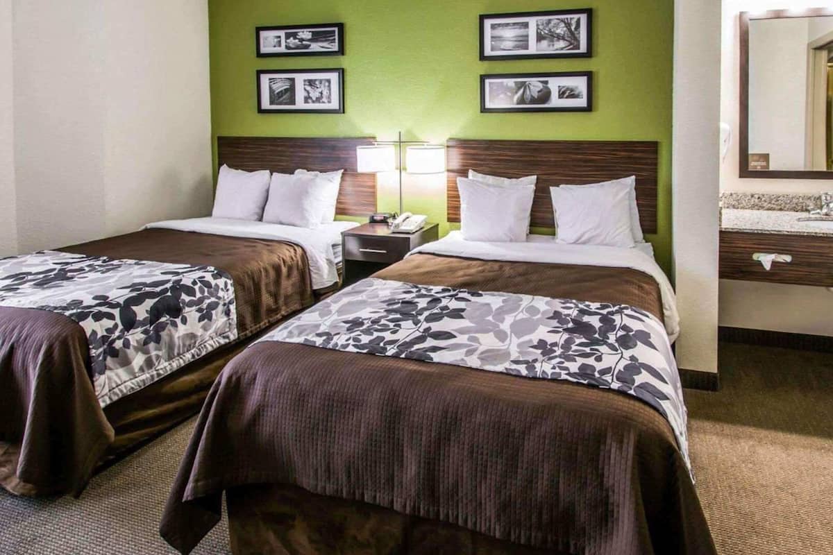 Premium bedding, in-room safe, desk, laptop workspace