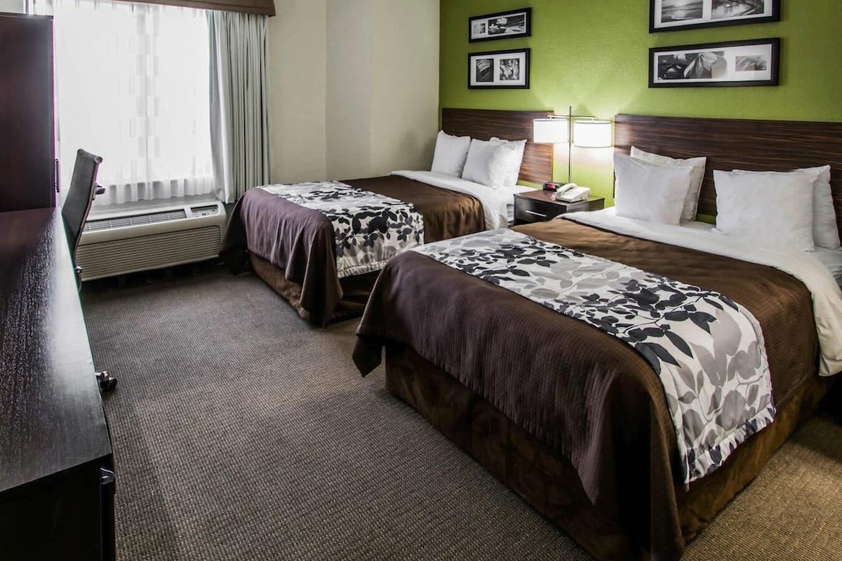 Ropa de cama de alta calidad y caja de seguridad en la habitación