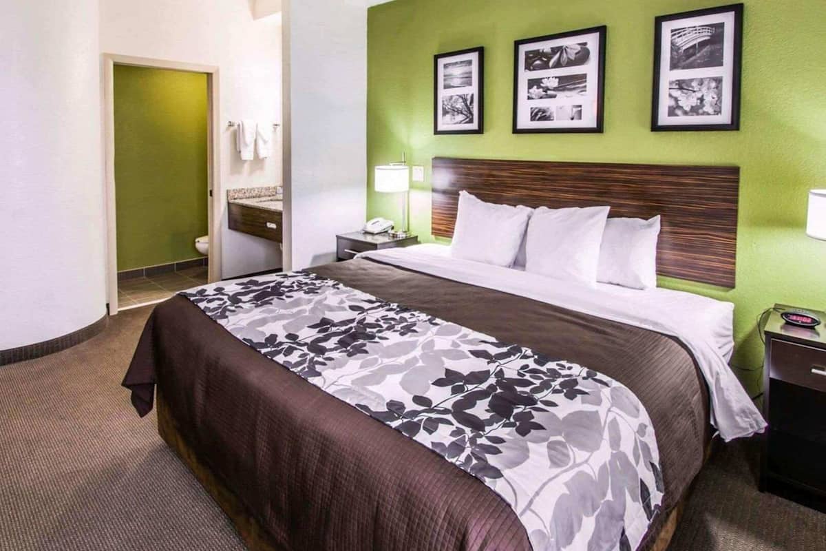 Premium bedding, in-room safe, desk, laptop workspace
