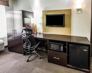 Standard Room, 1 King Bed, Non Smoking | Premium bedding, in-room safe, desk, laptop workspace