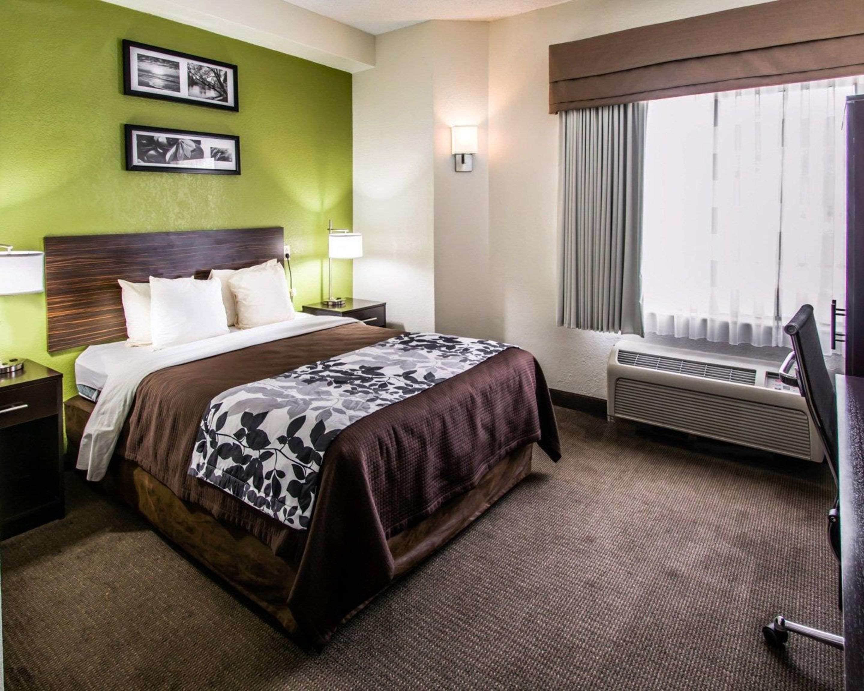 高档床上用品、客房内保险箱、办公桌、笔记本电脑工作区