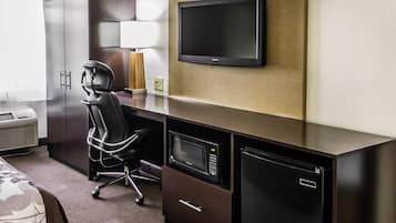 Standard Room, 1 Katil Raja (King), Non Smoking | Peralatan tempat tidur premium, peti besi dalam bilik, meja