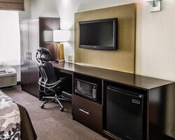 Standard Room, 1 King Bed, Non Smoking | Premium bedding, in-room safe, desk, laptop workspace