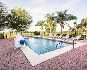Outdoor pool - Sleep Inn Fort Pierce I-95 (Fort Pierce)