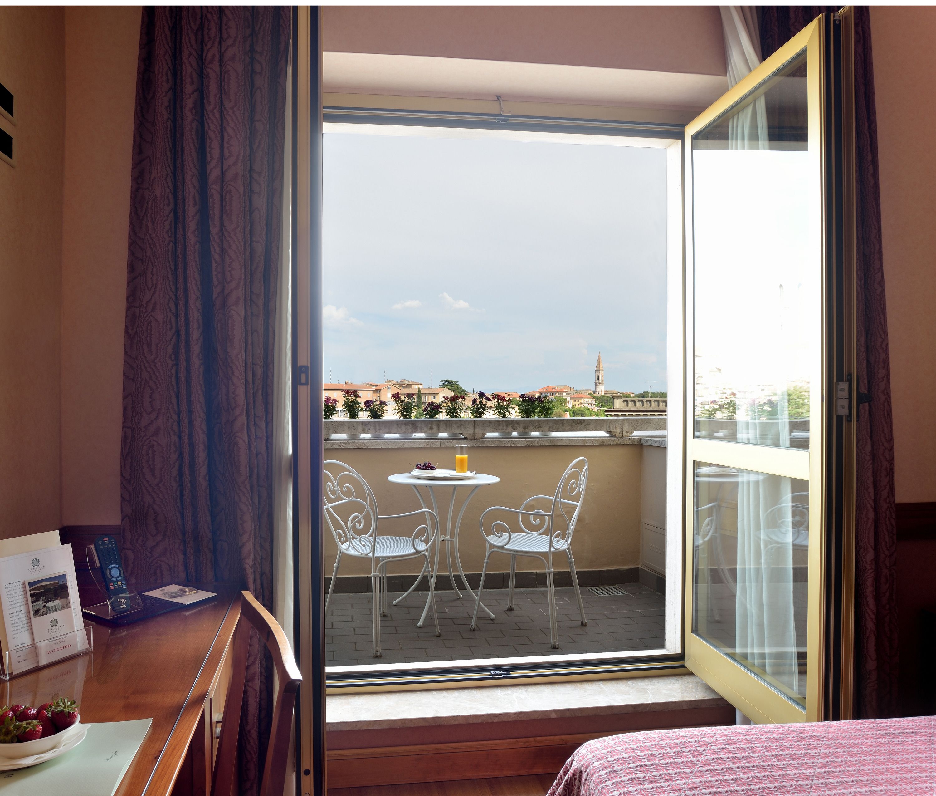 camera matrimoniale con balconcino | frette italian sheets, premium bedding, down duvets, minibar