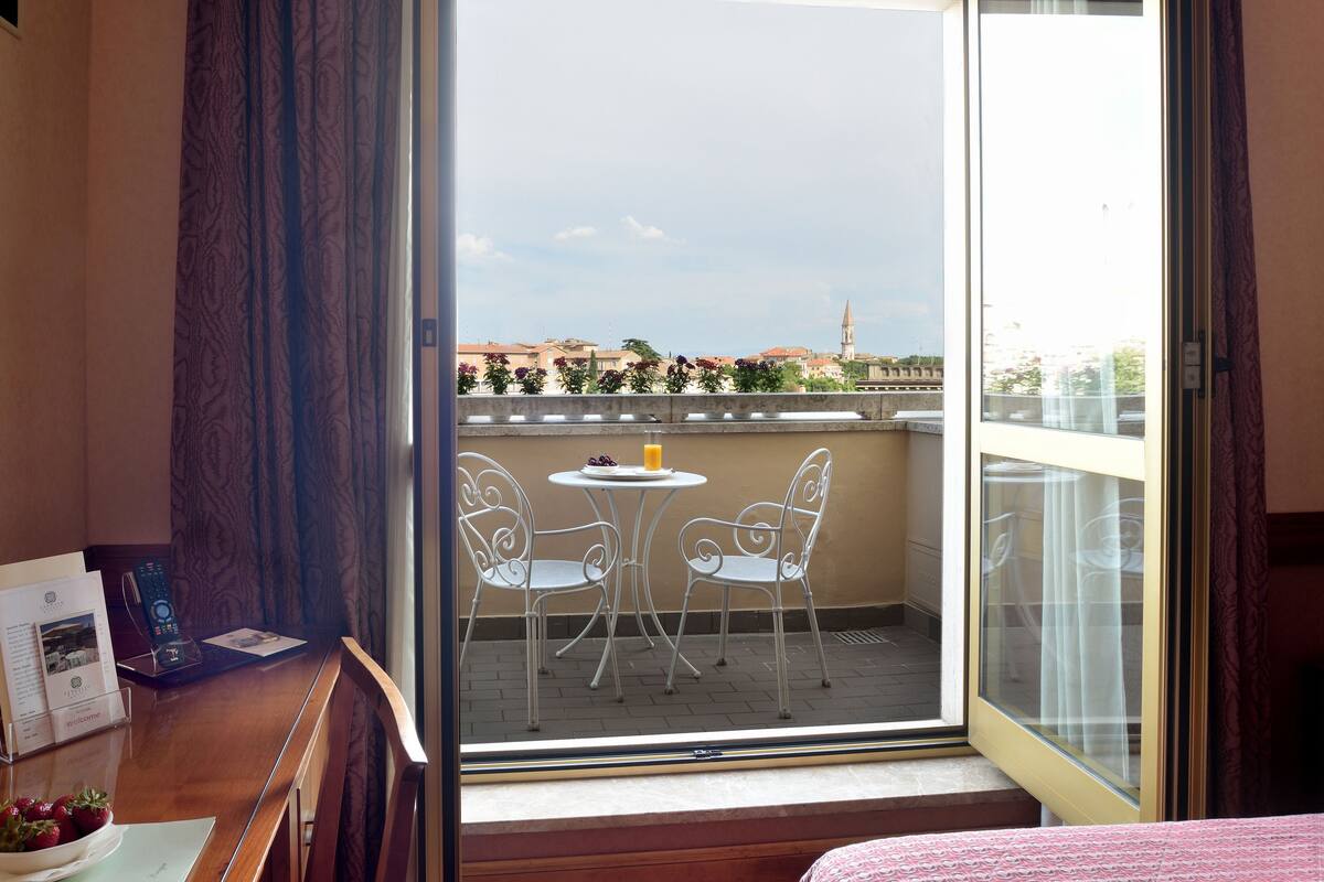 camera matrimoniale con balconcino | frette italian sheets, premium bedding, down duvets, minibar