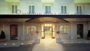 The entrance of Sangallo Palace Hotel with a prominent entrance, a covered walkway, and decorative elements. - Hotel Sangallo Palace (Perugia)