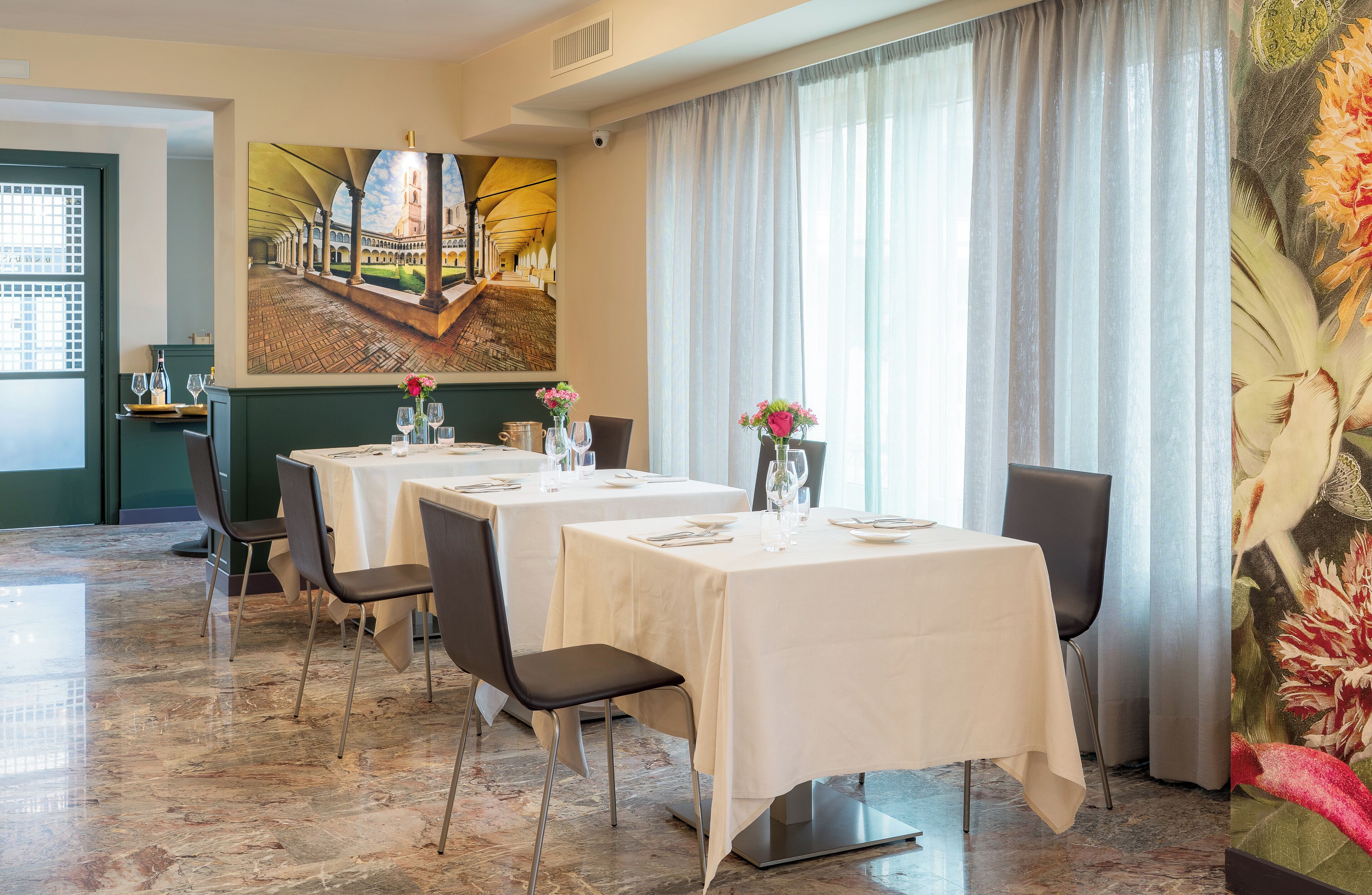 breakfast, lunch and dinner served