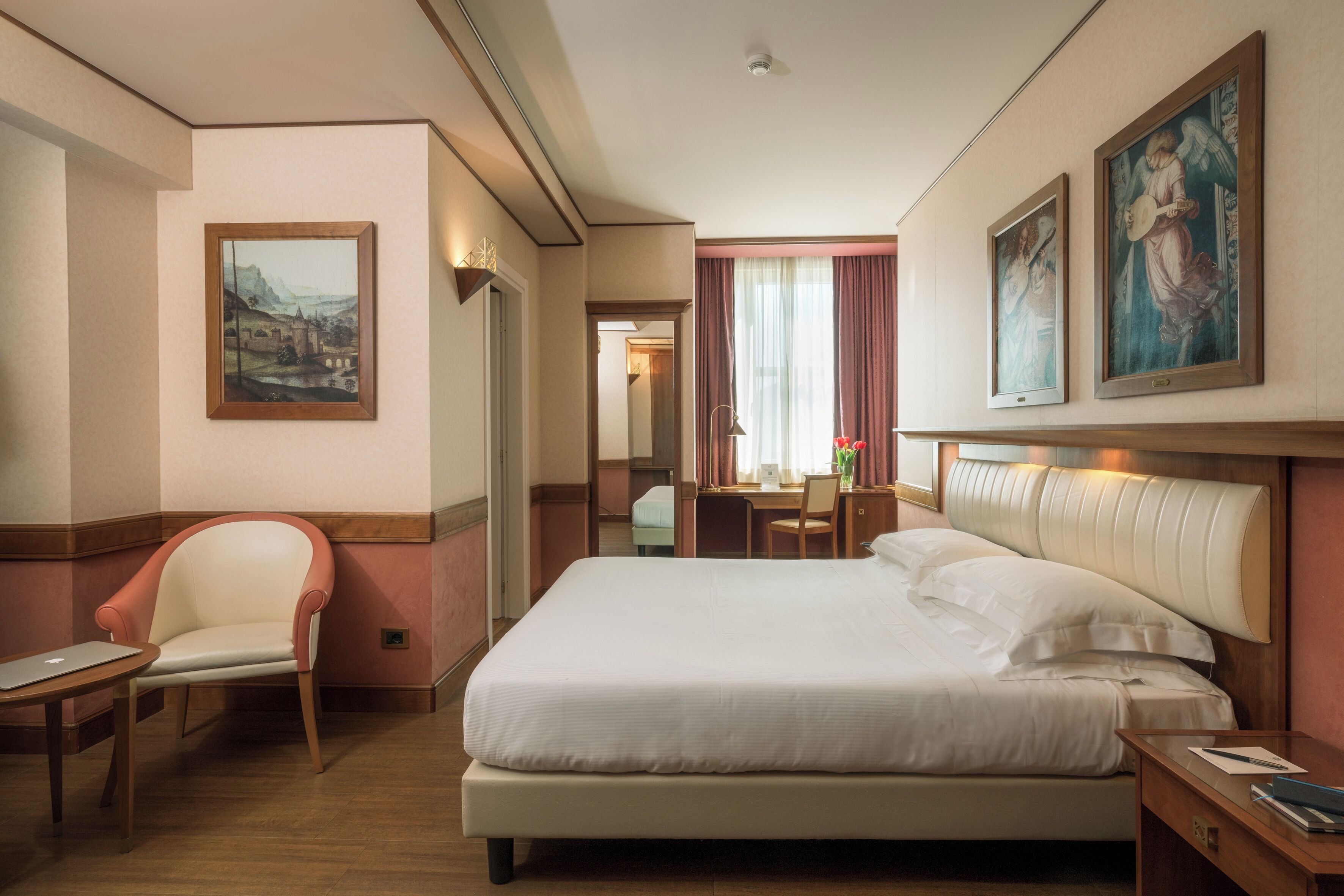 Italienske Frette-laken, sengetøy av topp kvalitet, dundyner og minibar
