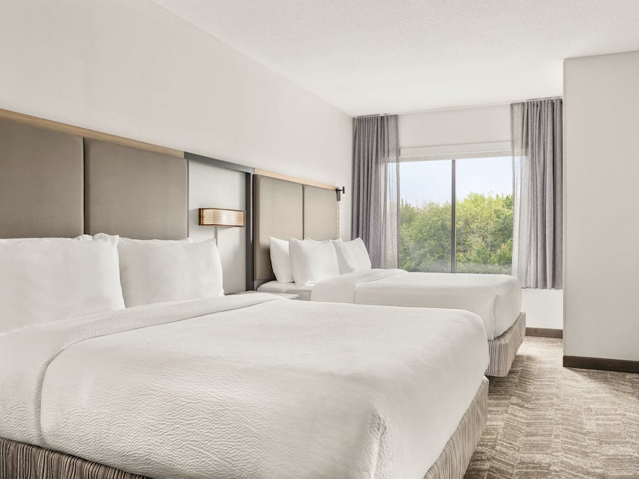 Escrivaninha, cortinas blackout, ferros/tábuas de passar roupa