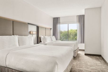 Escritorio, cortinas blackout y tabla de planchar con plancha . SpringHill Suites by Marriott Boston/Andover