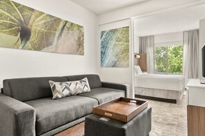 書桌、遮光窗簾/窗簾、熨斗/熨衫板、免費嬰兒床