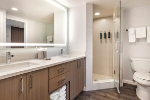Designer-Toilettenartikel, Haartrockner, Bademäntel, Handtücher