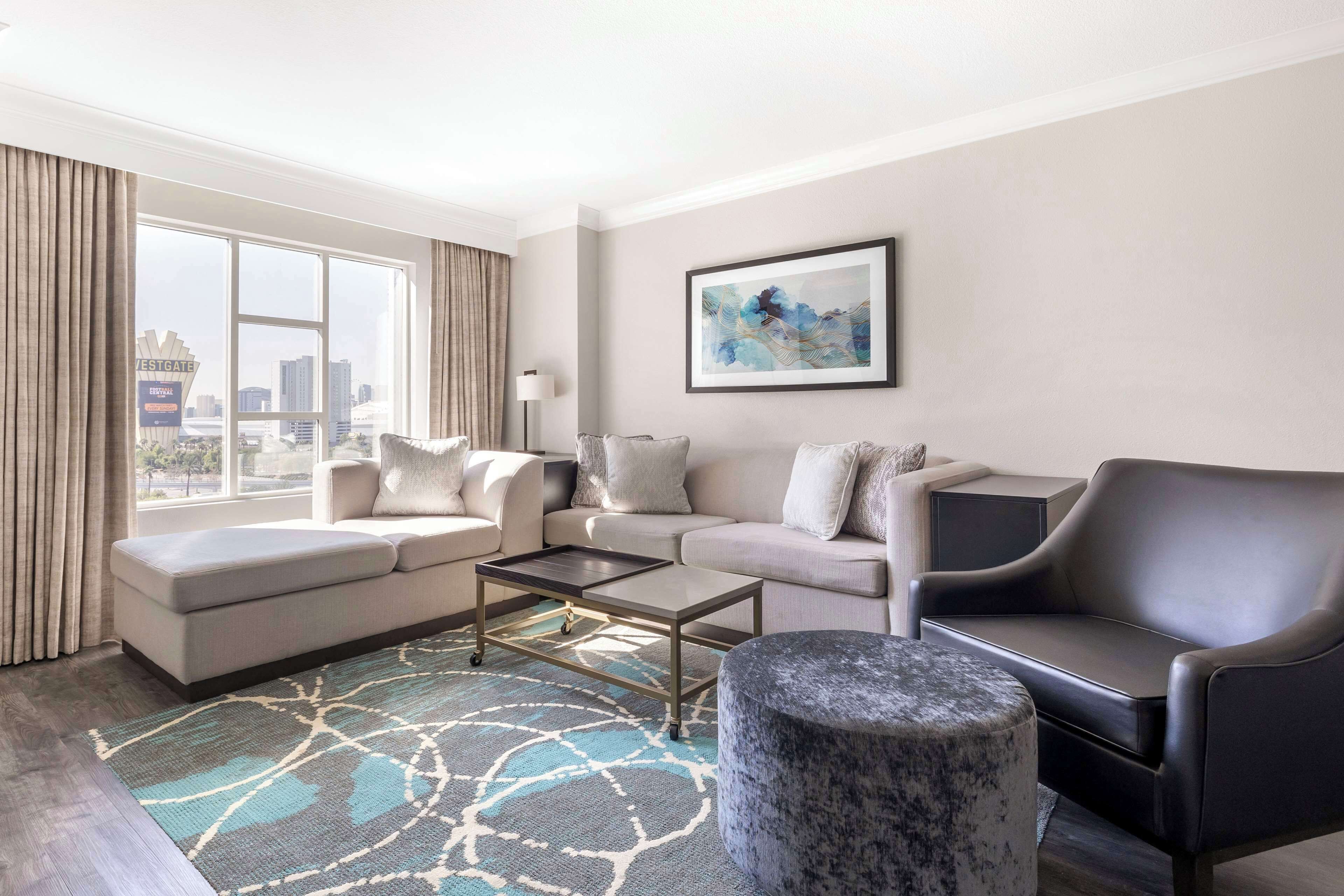 En 55-tommers LCD-TV med kabel-kanaler samt TV