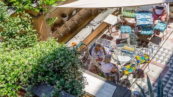 Colazione a buffet, servita tutte le mattine (13 EUR a persona)