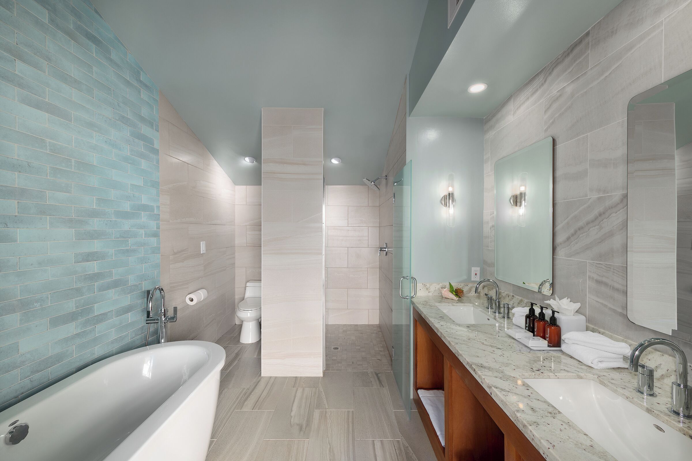 deluxe room, ocean view | bathroom | combined shower/bathtub, free toiletries, hair dryer, slippers