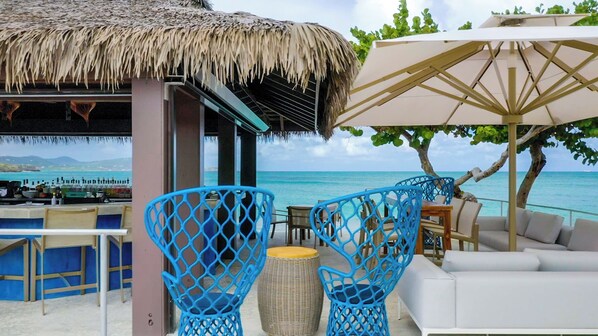 3 quầy bar/khu lounge, 2 quán bar trên bãi biển, quầy bar bên hồ bơi 