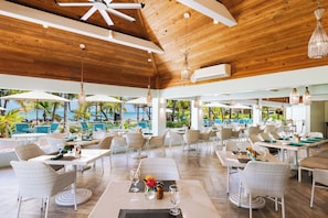 3 restaurants, breakfast, lunch, dinner served; Caribbean cuisine