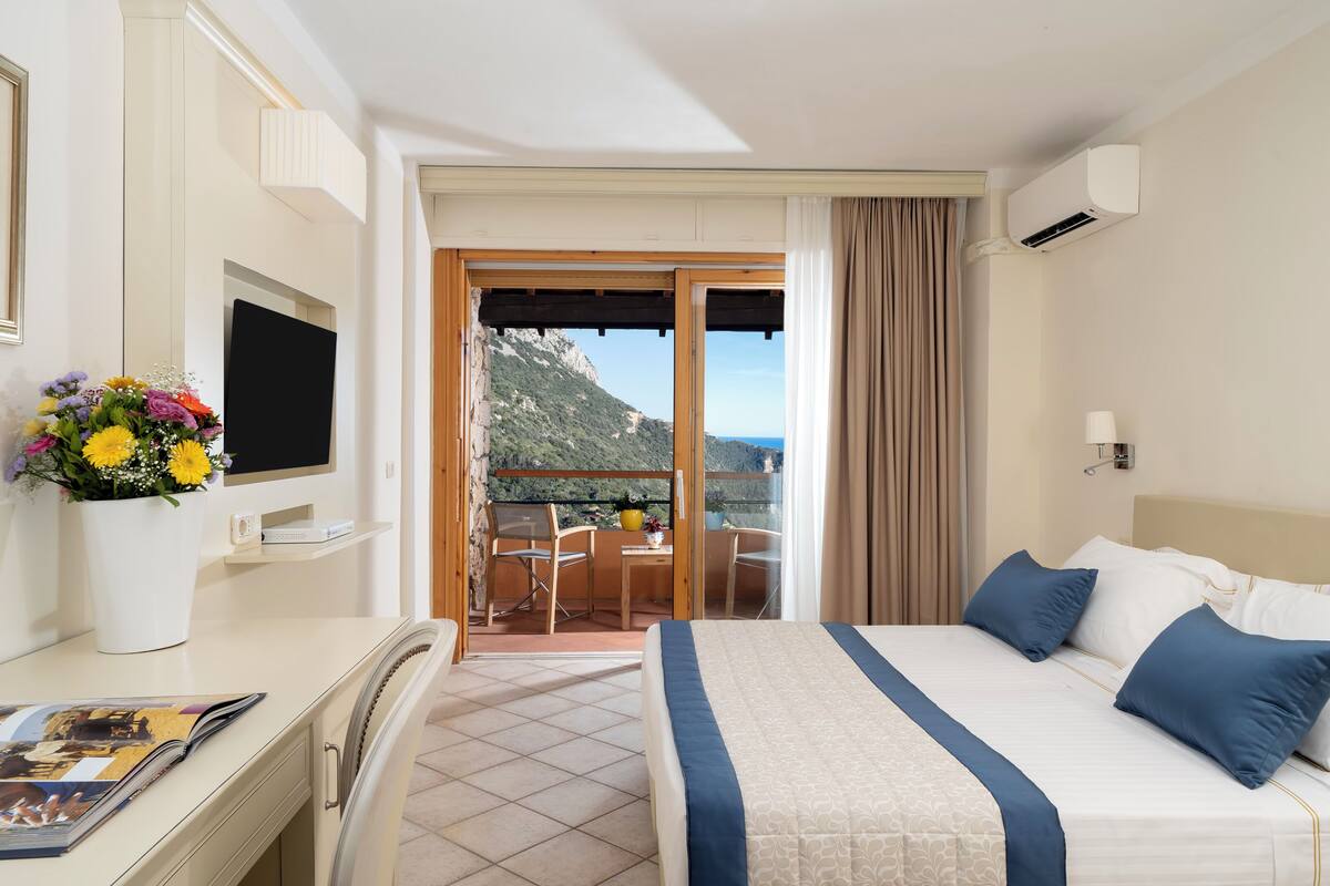 Premium bedding, down comforters, minibar, in-room safe