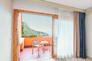 Premium bedding, down duvets, minibar, in-room safe