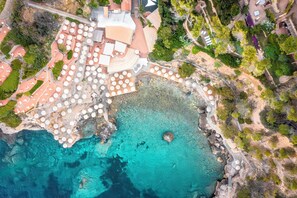 Private beach nearby, white sand, free beach shuttle, beach towels