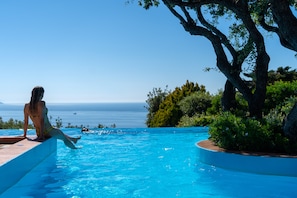 Piscine extérieure, parasols, chaises longues