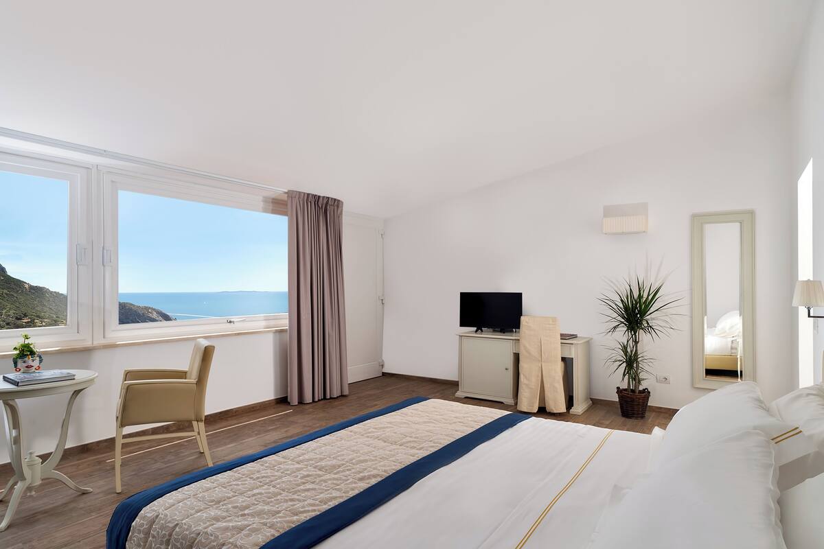 Premium bedding, down comforters, minibar, in-room safe