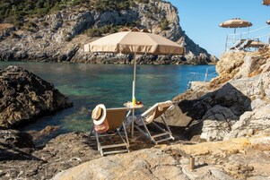 Playa privada en los alrededores, arena blanca