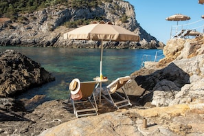 Private beach nearby, white sand, free beach shuttle, beach towels