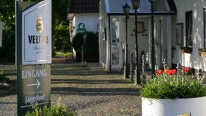 A sign for Veltins Hotel & Restaurant with an arrow pointing to the entrance. - Hotel Jägerhof (Langenhagen)