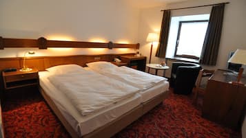 Standard Double Room | Peralatan tempat tidur premium, bar mini, meja, seterika/papan seterika