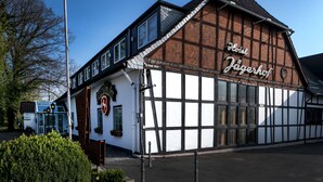 A traditional half-timbered building with a sign reading "Hotel Jägerhof." - Hotel Jägerhof (Langenhagen)