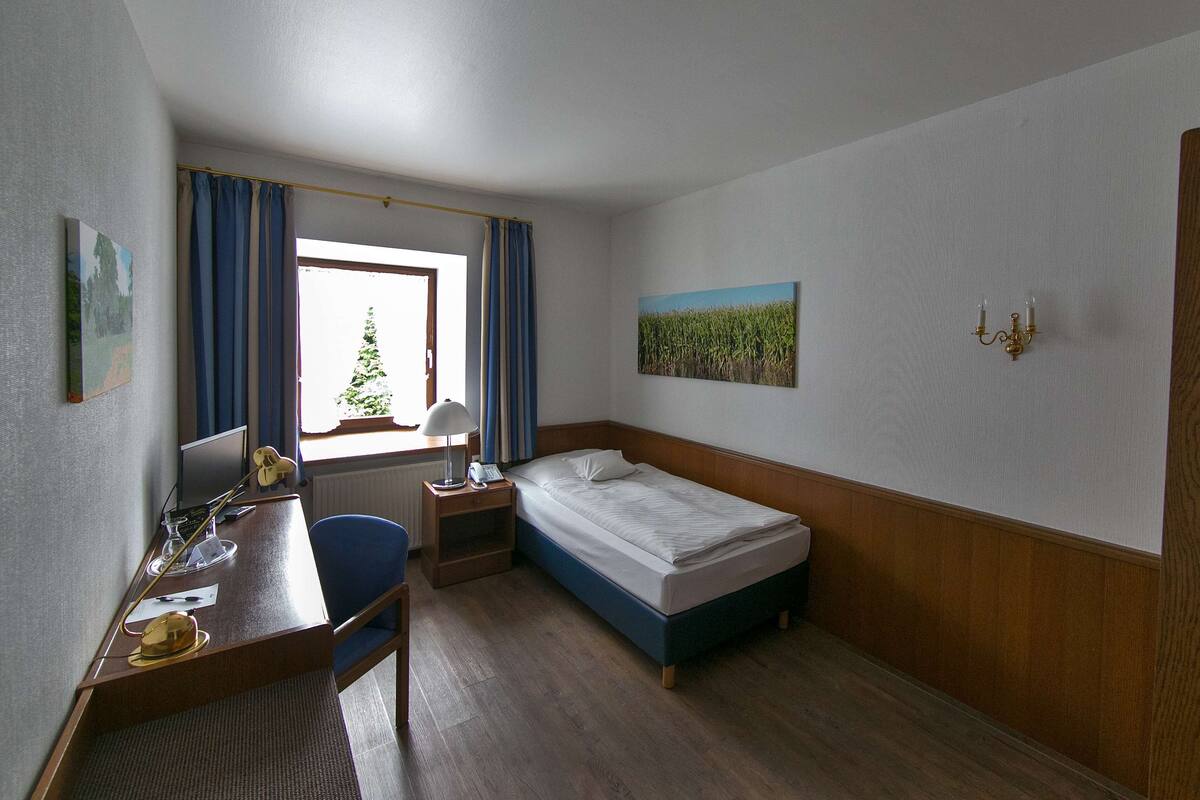 Enkeltrom | Sengetøy av topp kvalitet, minibar, skrivebord og strykejern/-brett
