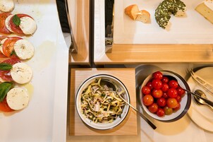 Se ofrece un desayuno bufé todos los días (por un coste adicional)