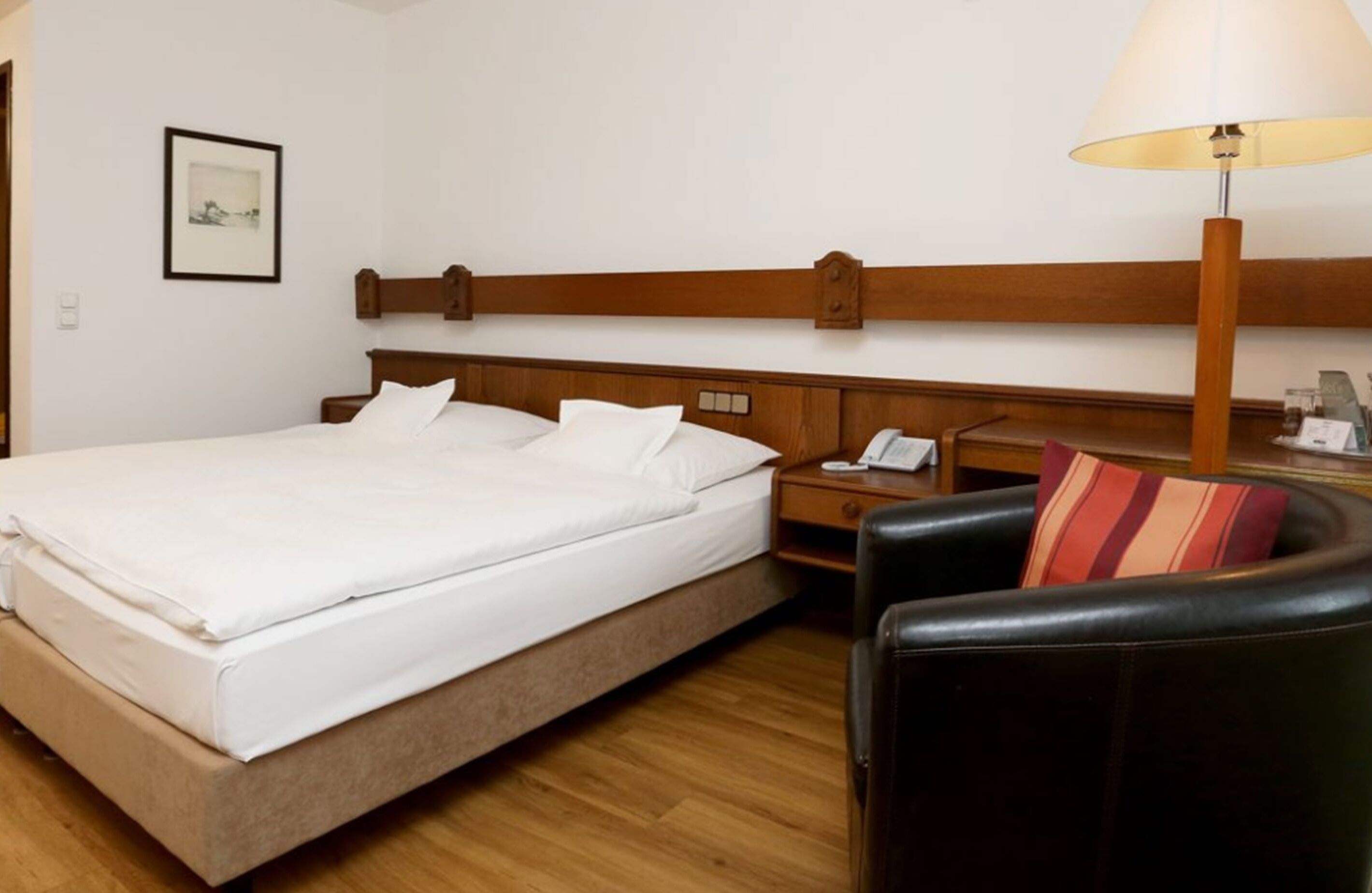 standard double room | premium bedding, minibar, desk, iron/ironing board