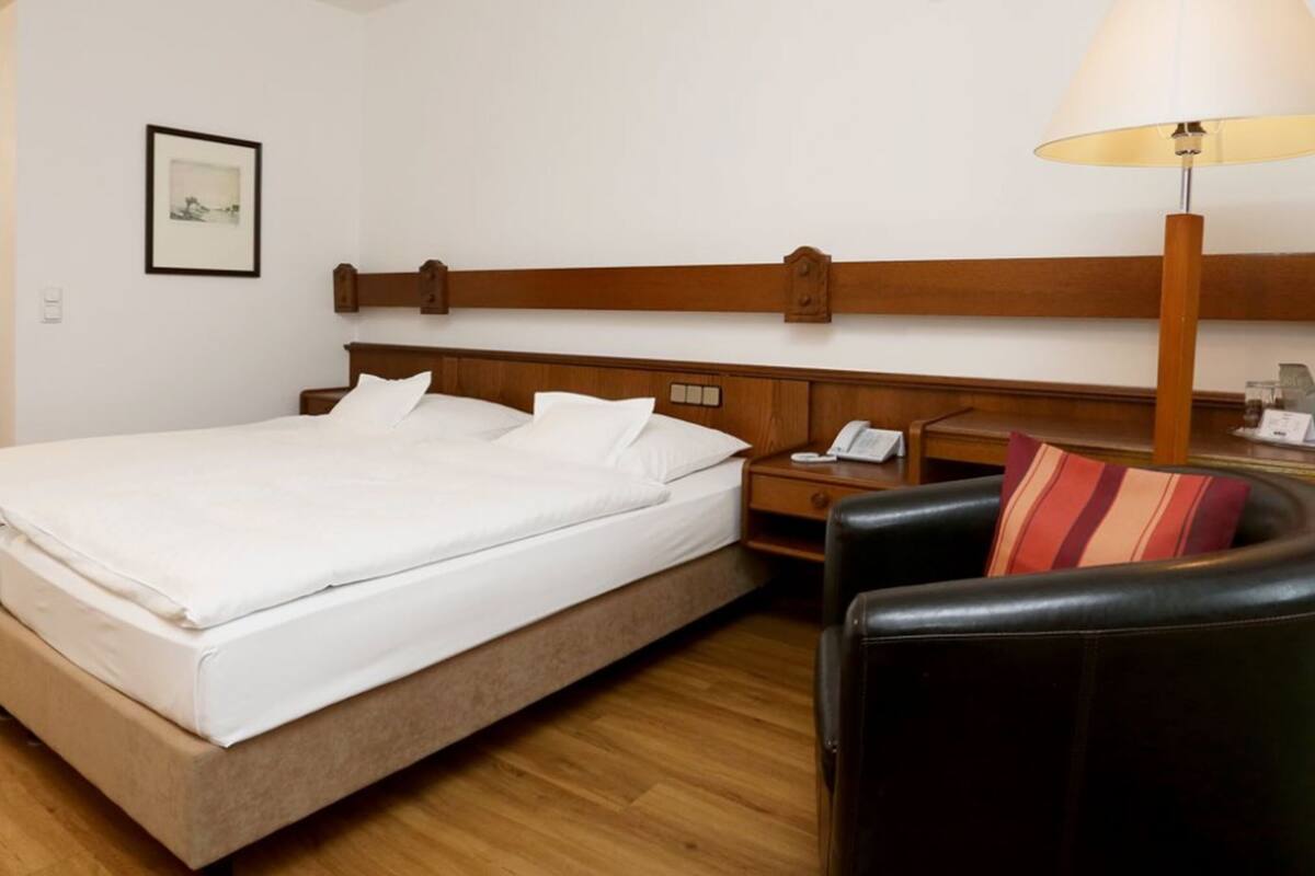 standard double room | premium bedding, minibar, desk, iron/ironing board