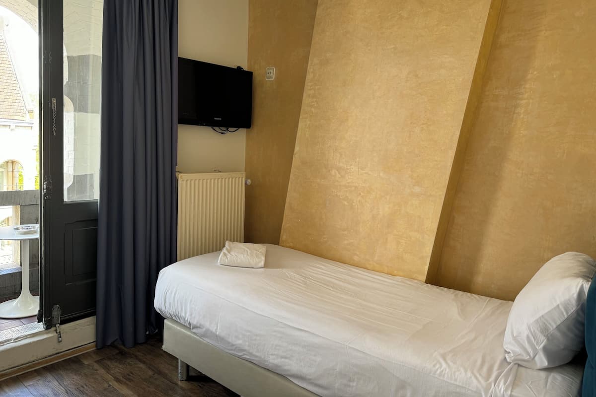 Single Room with Balcony | Ókeypis þráðlaus nettenging, rúmföt